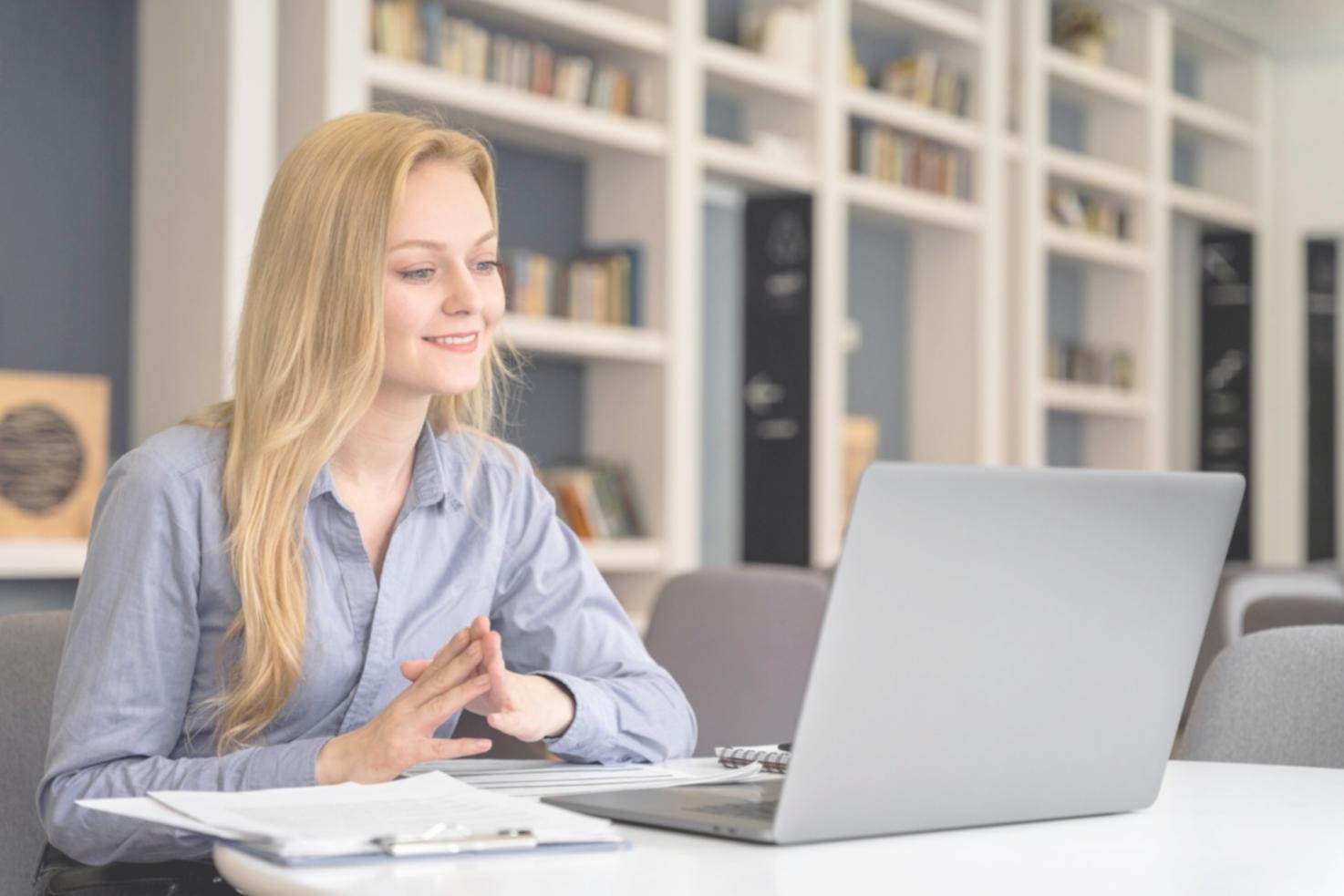 Persona organizando registros financieros personales