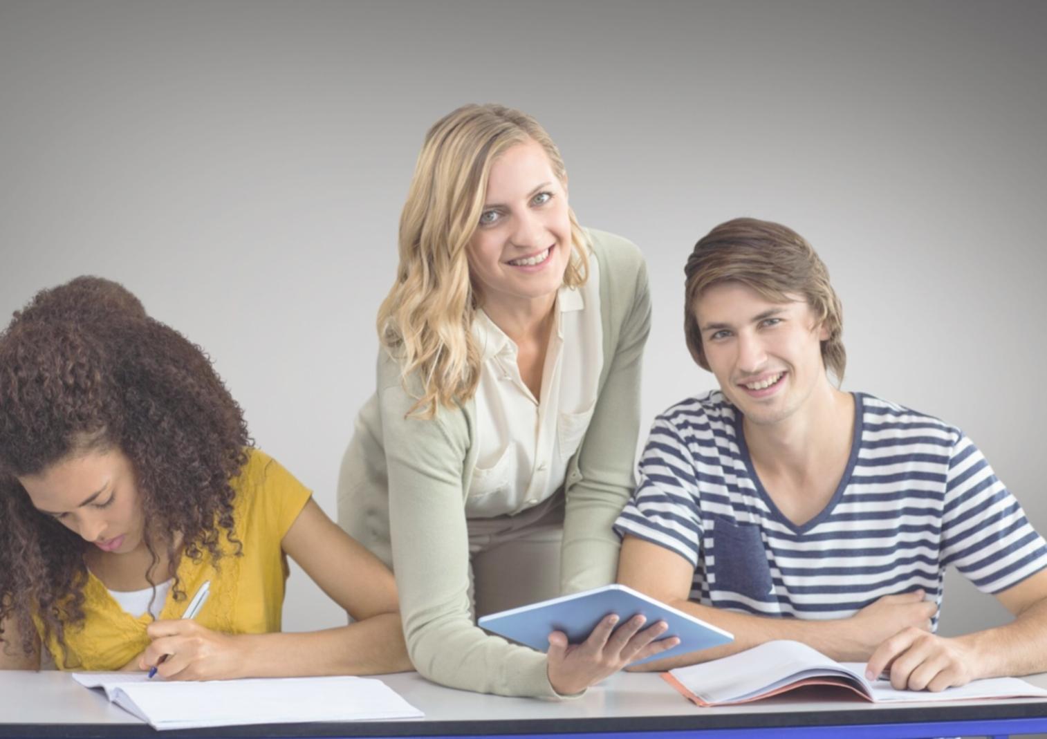 Persona trabajando con documentos financieros en ambiente profesional