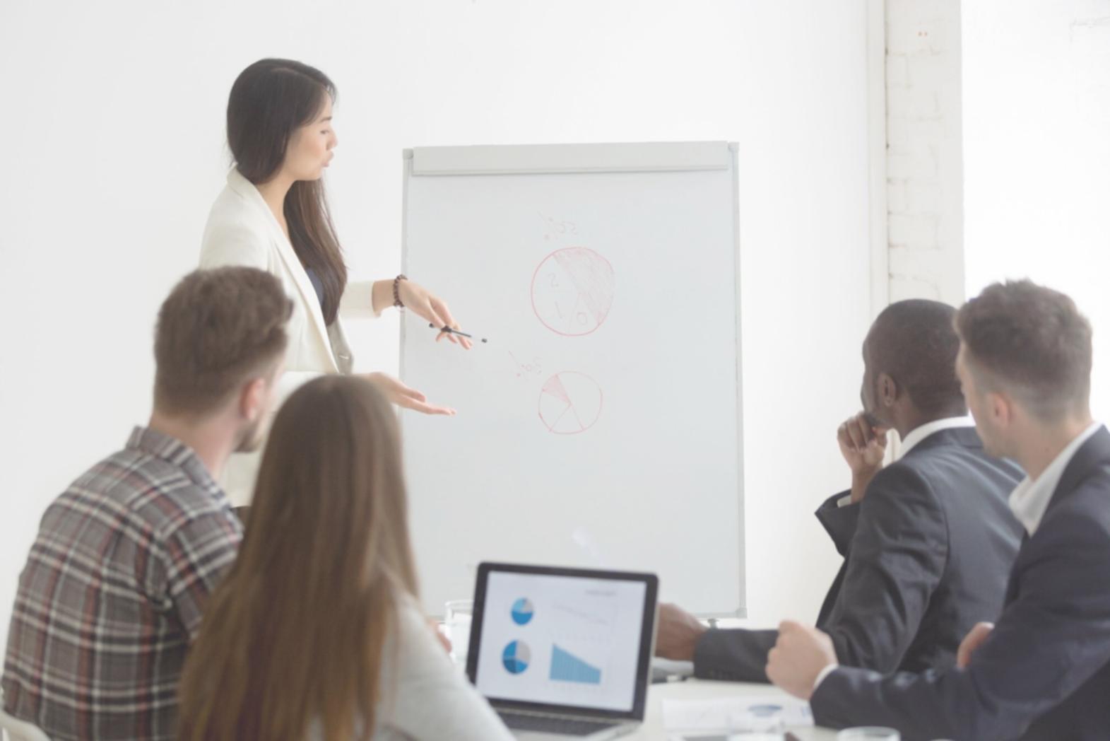 Espacio de trabajo organizado para planificación financiera personal