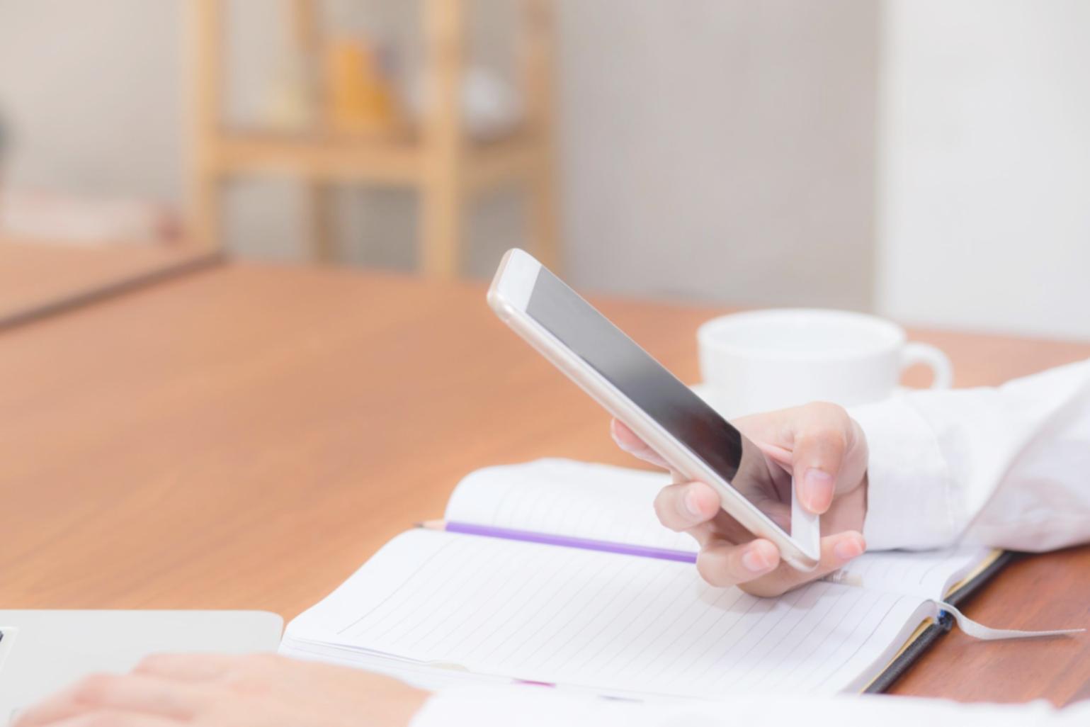 Vista de escritorio con laptop mostrando gráficos financieros y notas de planificación
