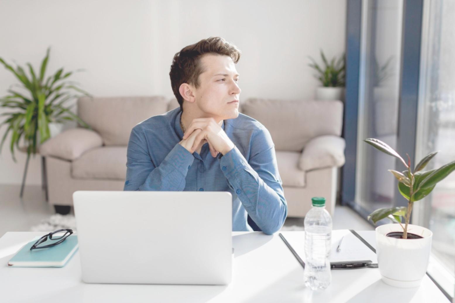 Persona revisando presupuesto mensual con calculadora y documentos